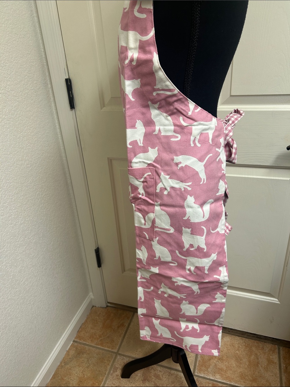 DII Everyday Pets Kitchen Collection Chef Apron a playful all-over white cat - Picture 4 of 7